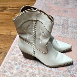 Target Cream Western Boots - Universal Thread